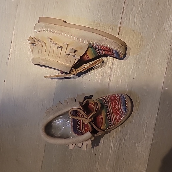 Minnetonka Other - Minnetonka Leather Moccasin Boots For Girls Size 8